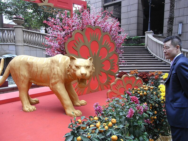 File:HK Sheung Wan 新紀元廣場 Grand Millennium Plaza Golden tiger Chinese new year Feb-2010.jpg