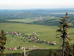 Pohled z Klínovce k severovýchodu: v popředí Háj a Kovářská, za ní Velký Špičák, Jelení hora a vodní nádrž Přísečnice