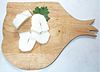 Birkaç parça beyaz peynir (hellim), bir tahtanın üzerinde duruyor.