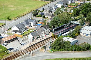 Treinstation Harlech vanaf Harlech Castle (geograph 6290124).jpg