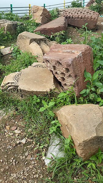 File:Harshnath Temple old ruins 2.jpg