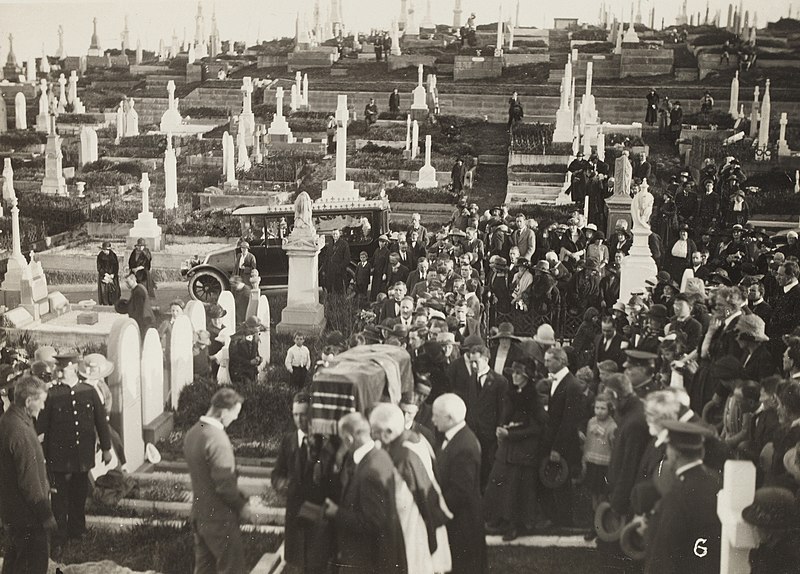 File:Henry Lawson's funeral, at Waverley Cemetery 1922.jpg