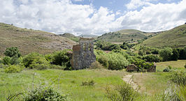 Ruinas de la iglesia de los Santos Julita y Quirico y panorámica del campo