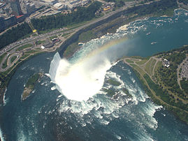 L'une des trois chutes du Niagara : le Fer à cheval, en limite entre l'Ontario (Canada) et l'État de New York (États-Unis). (définition réelle 2 592 × 1 944)