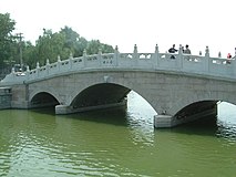 Jembatan batu di seberang danau