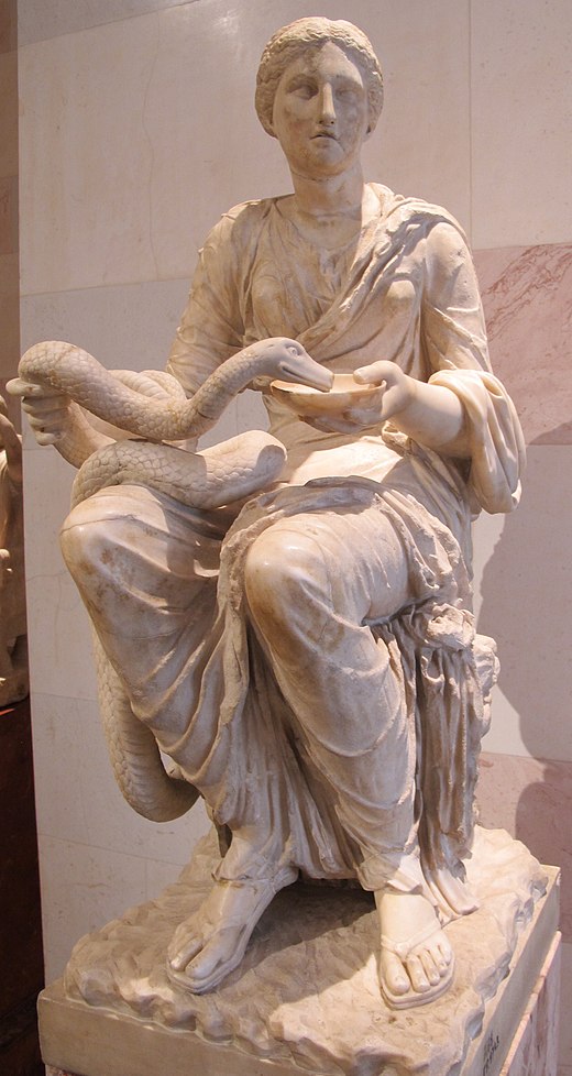 Standbeeld van Hygieia met een slang die uit de schaal in haar linkerhand drinkt (Hermitage, Sint-Petersburg).