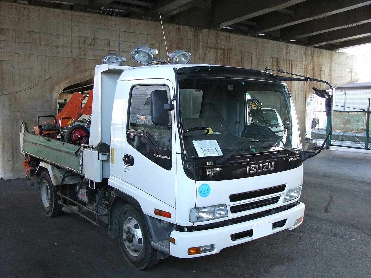 File ISUZU  FORWARD Dump  Truck  white color jpg 