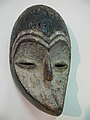 Maske mit der Darstellung der Lähmung der mimischen Gesichtsmuskulatur (vermutlich Sinnbild eines übelwollenden Ahnen), Ibibio (Nigeria), Inv. Nr. F 53 540 L