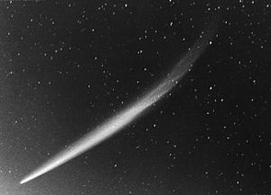 Cometa Ikeya-Seki em 30 de outubro de 1965 com uma cauda totalmente desenvolvida