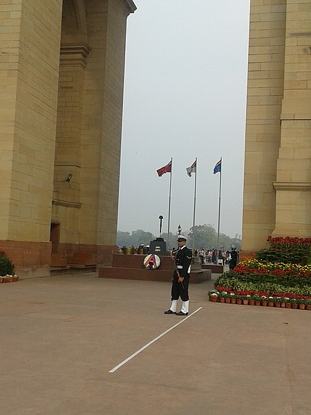 File:India Gate Gard.jpg