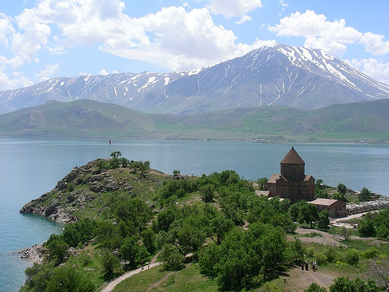 File:Insel Akdamar Աղթամար, armenische Kirche zum Heiligen Kreuz Սուրբ խաչ (um 920) (26550954498).jpg