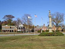 Old Isle of Wight County Courthouse, with former Confederate memorial statue.