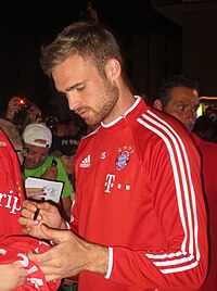 Kirchhoff signing autograph for the Bayern Munich supporters. Jan Kirchhoff 3.JPG