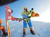 Jayanthi Kuru Utumpala acenando a bandeira do Sri Lanka no cume do Monte Everest em 21 de maio de 2016.jpg