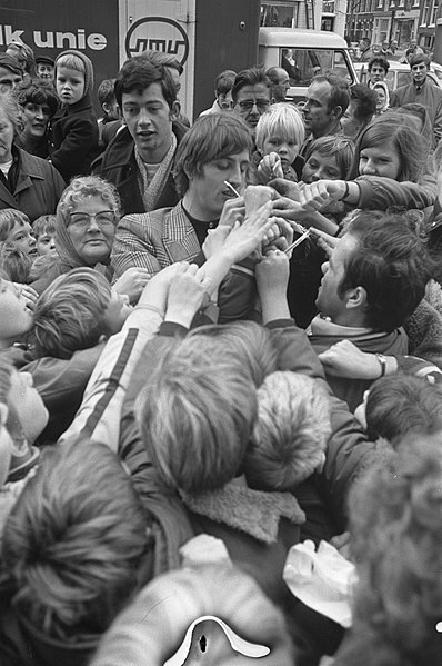 File:Johan Cruijff opent een drankenwinkel op Beukenplein Amsterdam. Cruijff geeft ha, Bestanddeelnr 922-9725.jpg