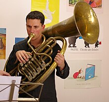 Joueur d'hélicon à 4 palettes