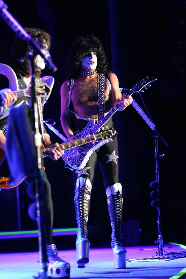 Stanley and Thayer in concert with Kiss at the Chumash Casino Resort in Santa Ynez, California in 2006