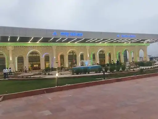 চিত্র:Kanpur Airport new terminal building.webp