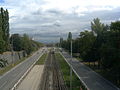Karloveská, smer Karlova Ves, pohľad z jediného mosta pre autá. Pod mostom električková zastávka "Karlova Ves".