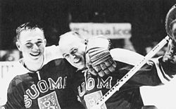 Matti Keinonen (vas.) ja maalivahti Juhani Lahtinen Suomi–Ruotsi-ottelun jälkeen 1965.