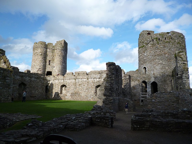 File:Kidwelly Castle courtyard.jpg