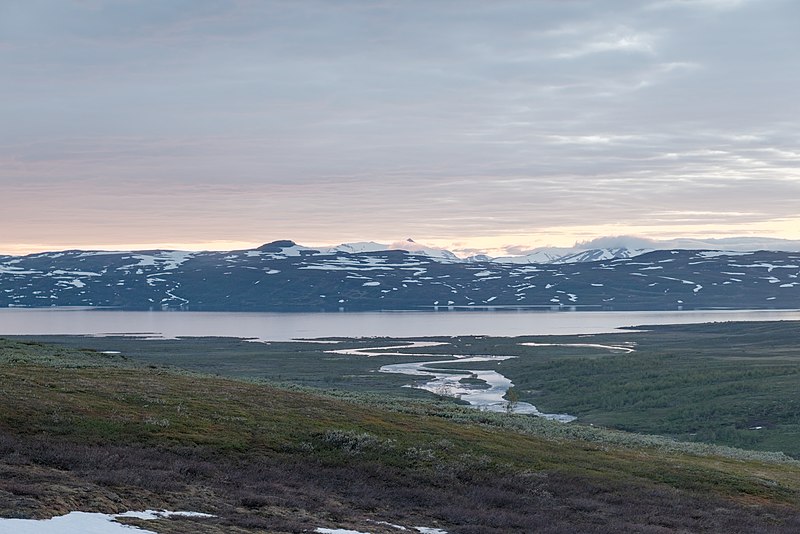 File:Låddejåhkå flowing into Vastenjaure during golden hour (DSCF1424).jpg