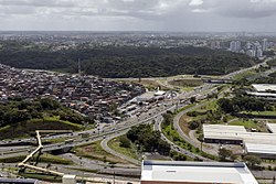 Vista aérea do bairro (à esquerda), junto à Avenida Paralela, à Ligação Iguatemi-Paralela e ao Hospital Sarah