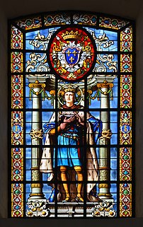 Vitrail représentant Saint Louis (Émile Hirsch, 1880), situé dans le bras droit du transept de la cathédrale Saint-Louis de La Rochelle . (définition réelle 3 462 × 5 497)