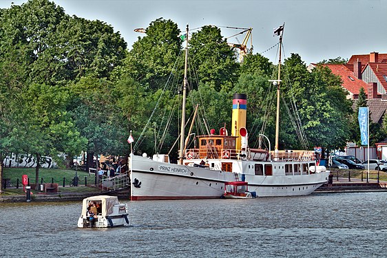 Prinz Heinrich (41.76 m) + Liberty Belle (7.5 m) at Leer, East Frisia.