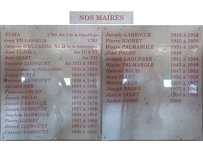 Liste des maires depuis 1792. Marbre affiché en mairie.