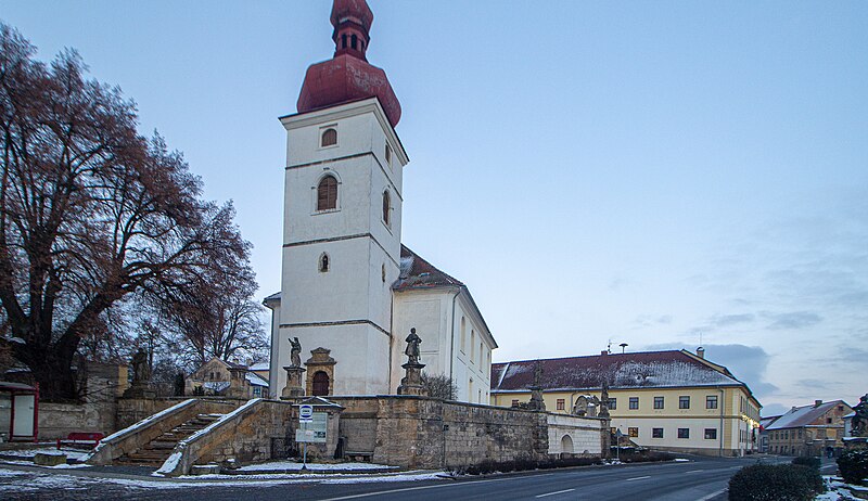 File:Liběšice náměstí a kostel 3.jpg