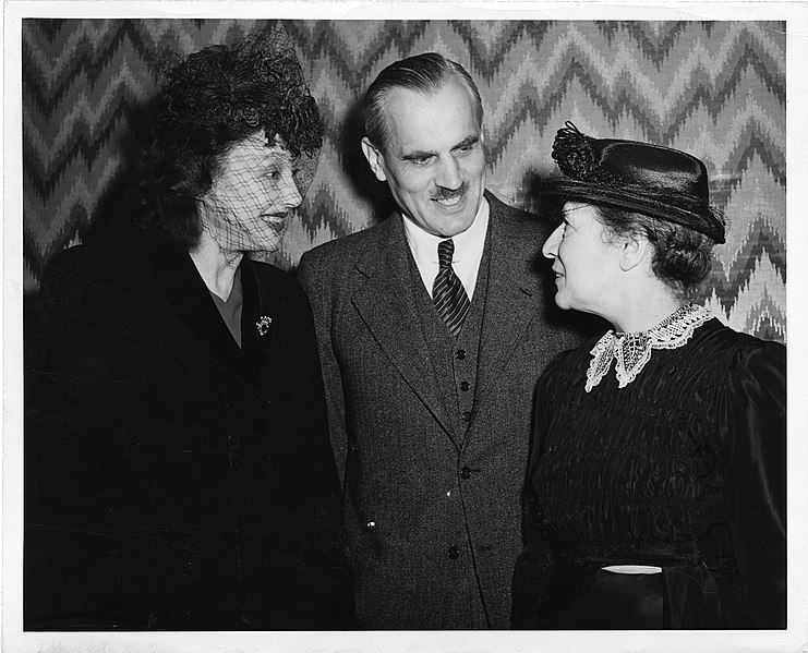File:Lise Meitner (1878-1968), standing at meeting with Arthur H. Compton and Katherine Cornell (3322794666).jpg