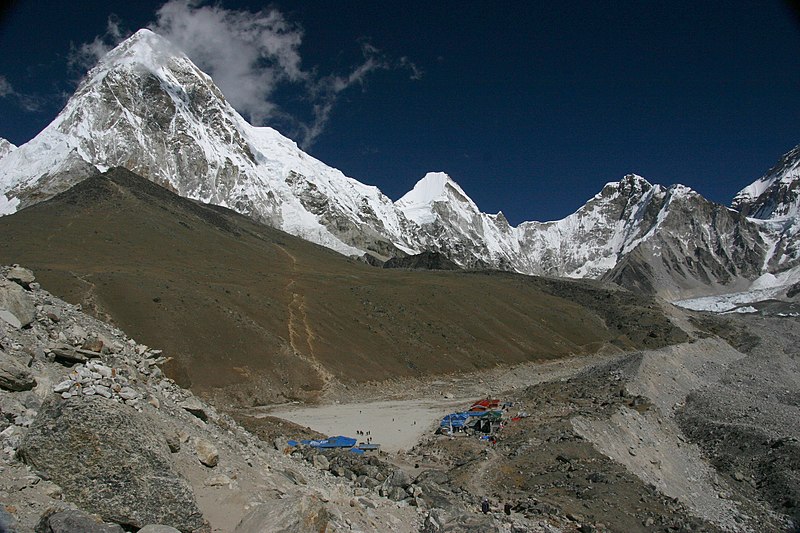 File:Lobuche to Gorak Shep-96-Gorak Shep-Kala Patthar-Pumori-Lingtren-Khumbutse-2007-gje.jpg