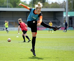 Atacante do futebol feminino, Jo Wilson, durante o aquecimento antes do jogo London Bees X Millwall Lionesses em 15 de abril de 2017. (definição 4 465 × 3 680)