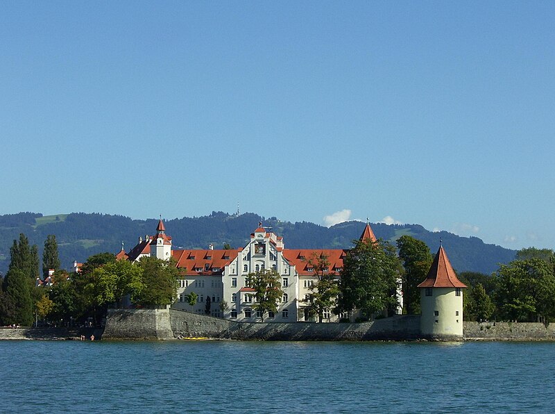 File:Luitpoldkaserne (Lindau) with Zeppelin-5.jpg