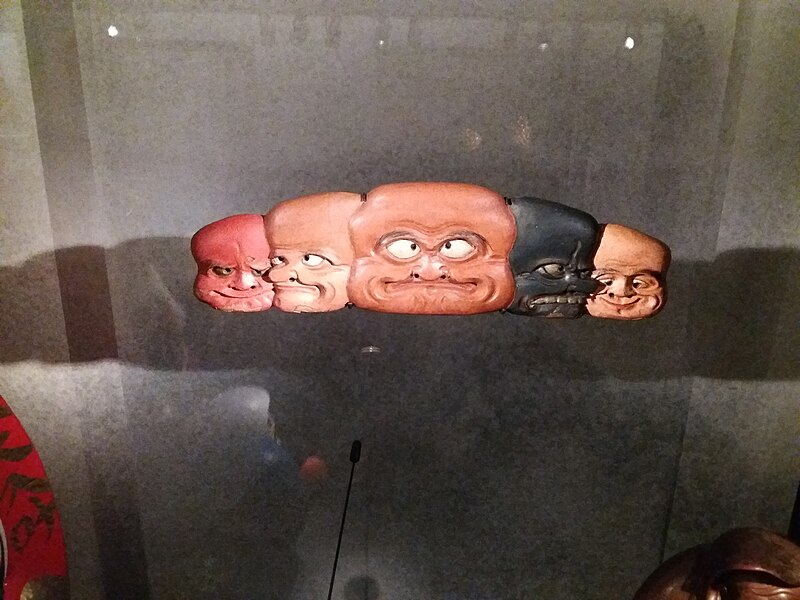 File:Lyon 2e - Musée des Confluences - Yokainoshima, esprits du Japon - Panneau sculpté aux cinq visages de Daruma-daishi.jpg