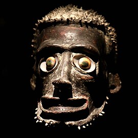 Crâne d'ancêtre surmodelé. Papouasie-Nouvelle-Guinée, Nouvelle-Irlande. Os, pâte végétale, coquillage, chaux, résine, H. 21 cm. 1850-1950