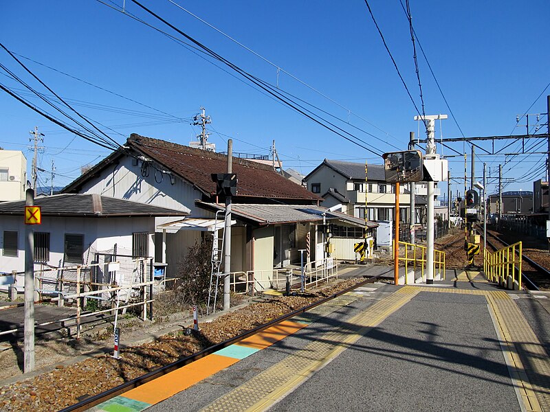 File:MT-Uwa Goromo Station-Crossing.jpg