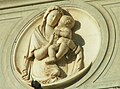 Madonna con Bambino nella trabeazione del portale principale