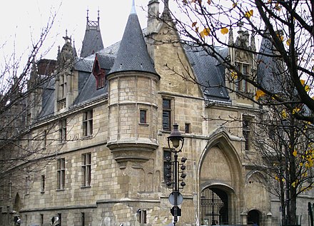 L'hôtel de Sens, édifié entre 1475 et 1519, est l'un des plus anciens hôtels particuliers de Paris.