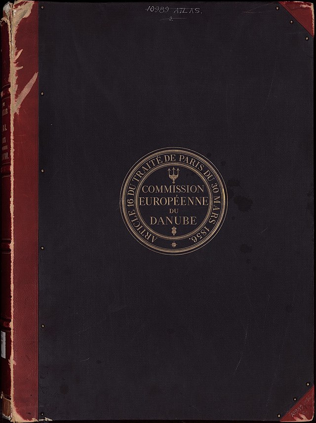 Sceau de la commission, faisant apparaître un trident, sur un atlas du delta du Danube (1887).