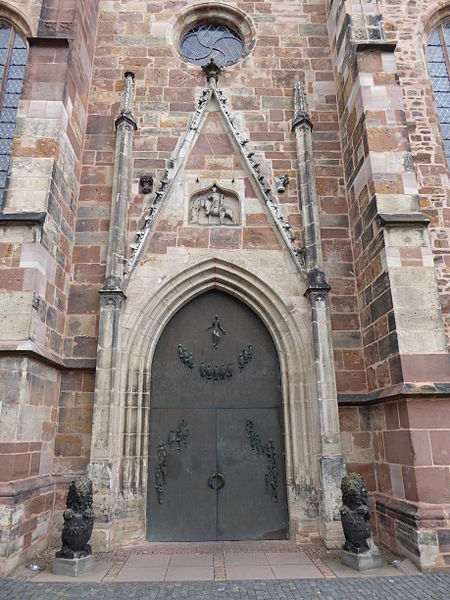 File:Martinskirche kassel tür.JPG