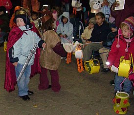 Børn med lanterner under festlige processioner i Tyskland