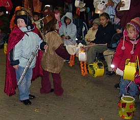 Kinder mit Laternen bei festlichen Umzügen in Deutschland