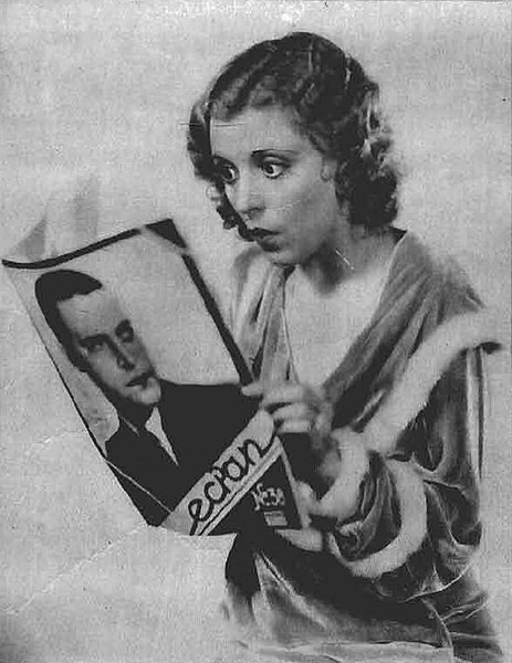 File:Mary Doran leyendo Ecran (1932).jpg