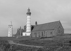 Ruiny kláštera s majákem Saint-Mathieu