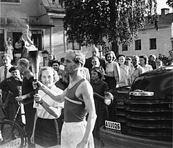 Matti Järvinen (”Pikku-Matti”) Helsingin kesäolympialaisten soihdunvaihdossa Hyvinkään sairaalan luona heinäkuussa 1952.