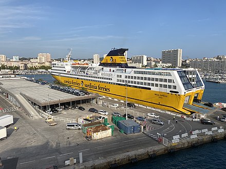 Navire de la compagnie Corsica Ferries au port de Toulon.