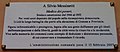 Una targa commemorativa in ricordo di Silvio Messinetti situata in piazza Duomo a Crotone.