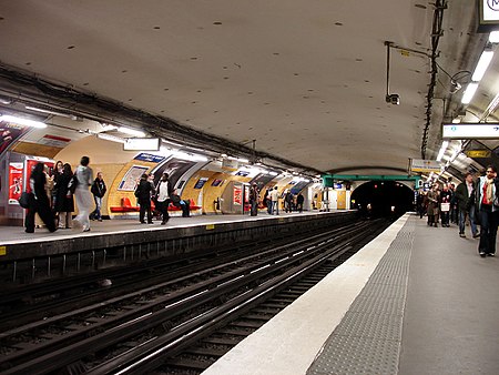 Metro Paris - Ligne 1 - station Etoile 01.jpg